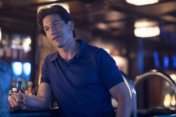 Americký gigolo: Jon Bernthal je prostitut – pusťte si trailer | Fandíme serialům