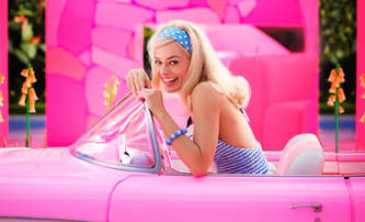 Barbie: Podívejte se na zákulisní video s oživlou panenkou | Fandíme filmu