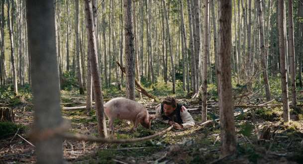 Squeal: V temné „pohádce“ otročí uvězněný poutník jako lidské prase | Fandíme filmu