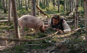 Squeal: V temné „pohádce“ otročí uvězněný poutník jako lidské prase | Fandíme filmu