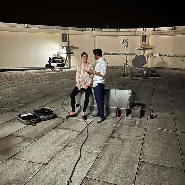 Roof: V napínavém thrilleru se dva lidé pečou zaživa na rozpálené střeše | Fandíme filmu