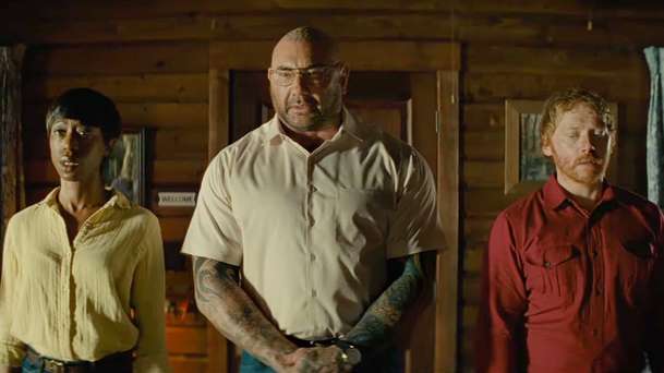 Knock at the Cabin: Pošahaný kult nebo konec světa? Trailer láká na nový napínák | Fandíme filmu