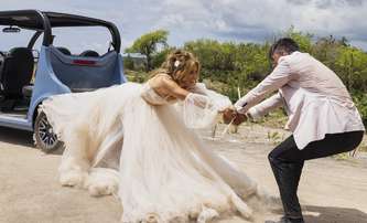Shotgun Wedding: Svatba Jennifer Lopez se zvrhne v divokou přestřelku | Fandíme filmu