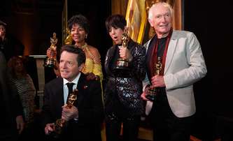 Oscarovou sezonu otevírá cena pro Michaela J. Foxe a další zasloužilé | Fandíme filmu