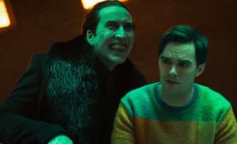 Renfield: Nicolas Cage si užívá roli vyšinutého Drákuly – trailer | Fandíme filmu