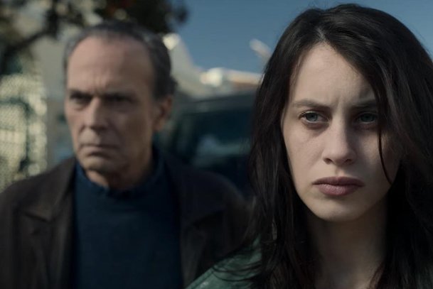 Ztracena v bílém šumu: Trauma ze ztráty dítěte a posedlost hledáním v novém traileru | Fandíme serialům