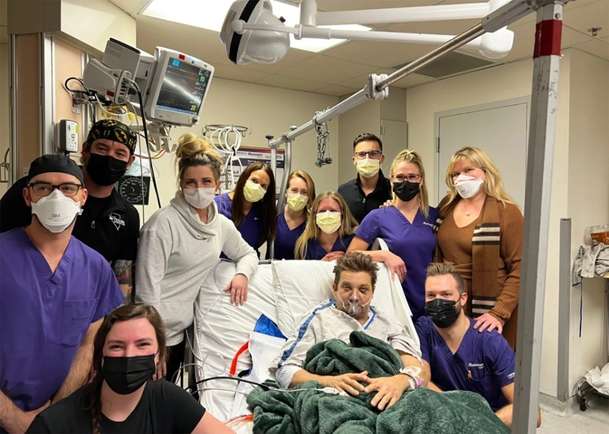 Jeremy Renner byl po vážném úrazu propuštěn z nemocnice | Fandíme filmu