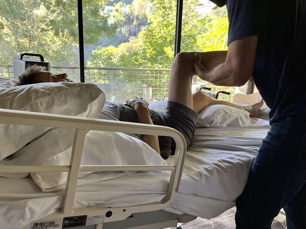 Jeremy Renner si zlomil více než 30 kostí, prochází rehabilitací | Fandíme filmu