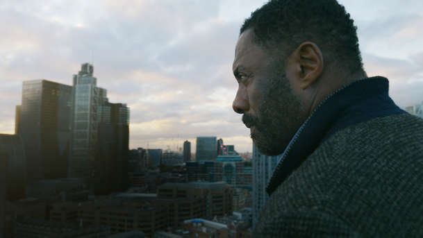 Luther: Pád z nebes – V akčním thrilleru na Netflixu zachvátí Londýn krvavý teror | Fandíme filmu