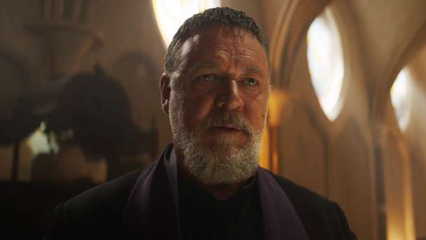 Papežův vymítač: Russell Crowe má srandovní přízvuk v prvním teaseru nového hororu | Fandíme filmu