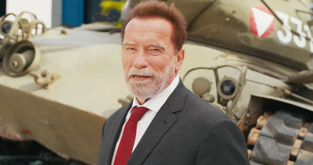 Arnold Schwarzenegger v novém videu láká na akční novinky Netflixu | Fandíme filmu