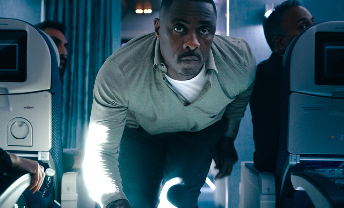 Únos letadla: Idris Elba ve skutečném čase vyjednává s teroristy | Fandíme seriálům