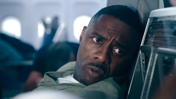 Únos letadla: Idris Elba ve skutečném čase vyjednává s teroristy | Fandíme serialům