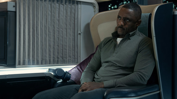 Únos letadla: Idris Elba ve skutečném čase vyjednává s teroristy | Fandíme serialům