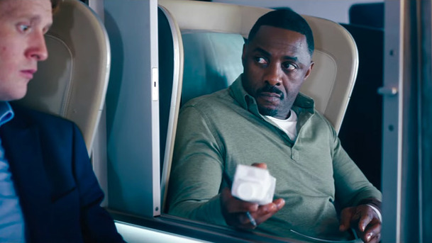 Únos letadla: Idris Elba ve skutečném čase vyjednává s teroristy | Fandíme serialům