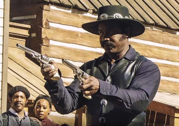 The Outlaw Johnny Black: Duchovní pokračování Černýho Dynamita se blíží | Fandíme filmu