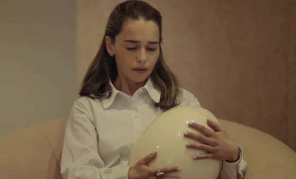 The Pod Generation: Trailer sci-fi komedie, kde se lidi rodí z „vajec“ | Fandíme filmu