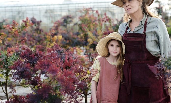 Ztracené květiny Alice Hartové: Kolem Sigourney Weaver se rozplétají dávná rodinná tajemství | Fandíme seriálům