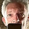The Shrouds: David Cronenberg nahlíží do hrobů zesnulých | Fandíme filmu