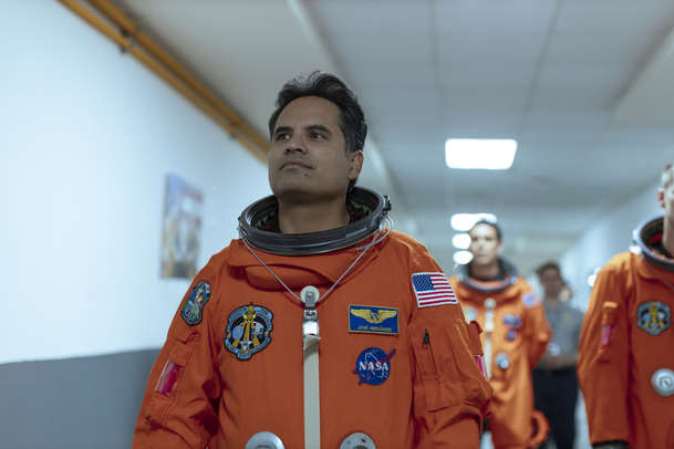 A Million Miles Away: Michael Peña letí do vesmíru | Fandíme filmu