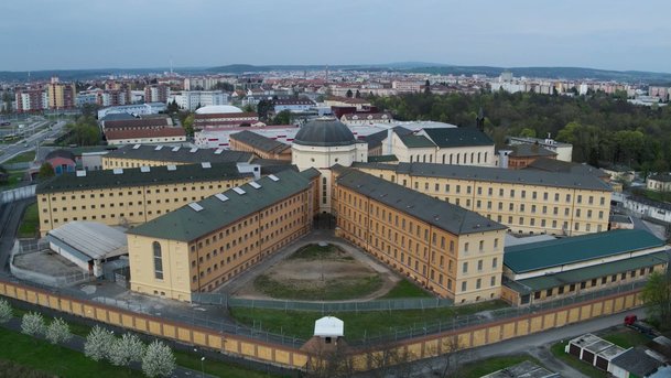 Nejdrsnější věznice světa: Dokumentární Netflix série zavítala i do Česka | Fandíme serialům