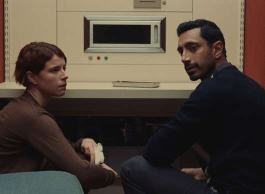 Fingernails: Ve sci-fi romanci stroj odhalí tu pravou lásku | Fandíme filmu