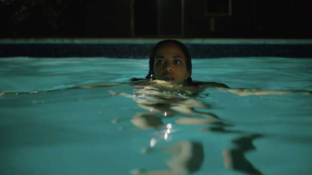 Noční koupání: Jestli ještě chcete vlézt do bazénu, tenhle trailer si nepouštějte | Fandíme filmu