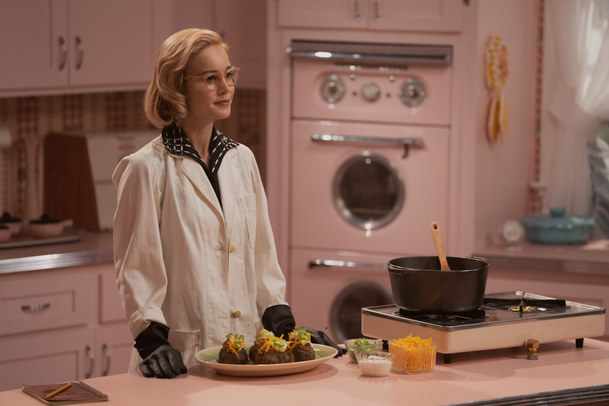 Lekce chemie: Brie Larson potají emancipuje ženy v domácnosti | Fandíme serialům