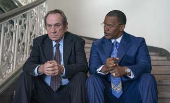 The Burial: Tommy Lee Jones a Jamie Foxx versus hamižná korporace | Fandíme filmu