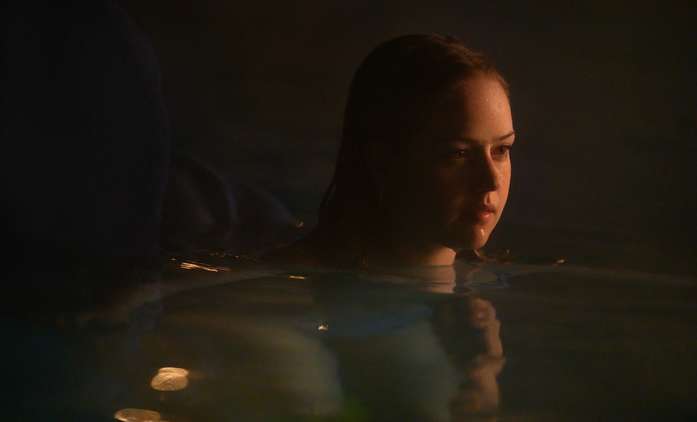 Noční koupání: Hrůzný bazén láká na nový trailer | Fandíme filmu