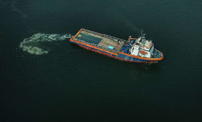 Ballast: V napínavém thrilleru je zaoceánský náklad automobilů prošpikován trhavinou | Fandíme filmu