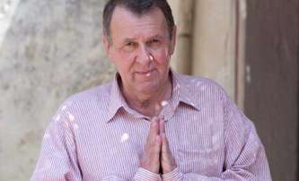 Zemřel Tom Wilkinson, herec z Batman začíná či Do naha! | Fandíme filmu