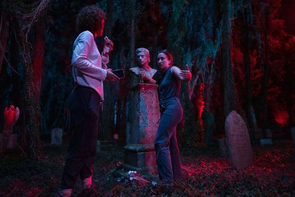 Lisa Frankenstein: Nový trailer sešívá nápadníka ze zavražděných těl | Fandíme filmu