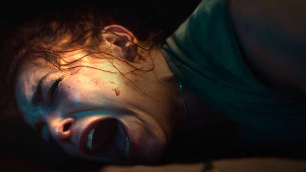 Kufr – uvězněná: V novém thrilleru dívka uniká z kufru jedoucího auta | Fandíme filmu