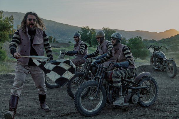 Na cestách: Jason Momoa se poflakuje na HBO | Fandíme serialům