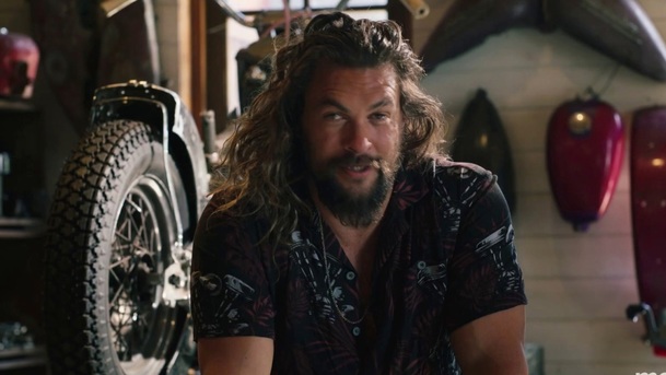 Na cestách: Jason Momoa se poflakuje na HBO | Fandíme serialům
