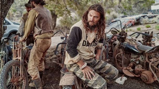 Na cestách: Jason Momoa se poflakuje na HBO | Fandíme serialům