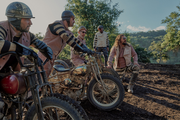 Na cestách: Jason Momoa se poflakuje na HBO | Fandíme serialům