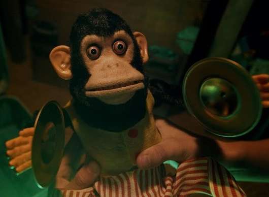 Opice: Prokletá opice Stephena Kinga vyráží strašit do kin | Fandíme filmu