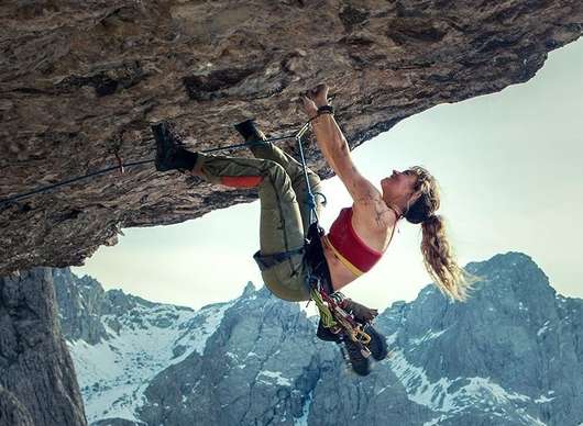 Cliffhanger: Nové zpracování horolezecké klasiky konečně míří do kin | Fandíme filmu