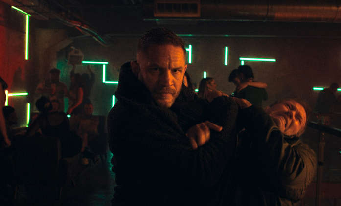 Totální rozklad: Tom Hardy do nové akce vlétne jako buldozer | Fandíme filmu