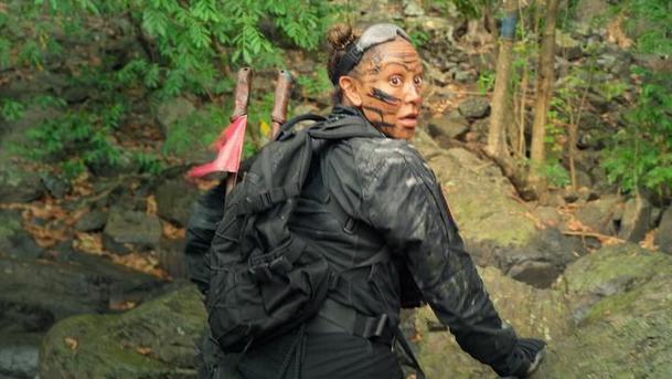 Bear Grylls na lovu celebrit – V nové soutěžní show hvězdy zmírají v divočině | Fandíme serialům