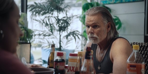 Jablečný ocet: Stylový seriál Netflixu se trefuje do smrtících influencerek | Fandíme serialům
