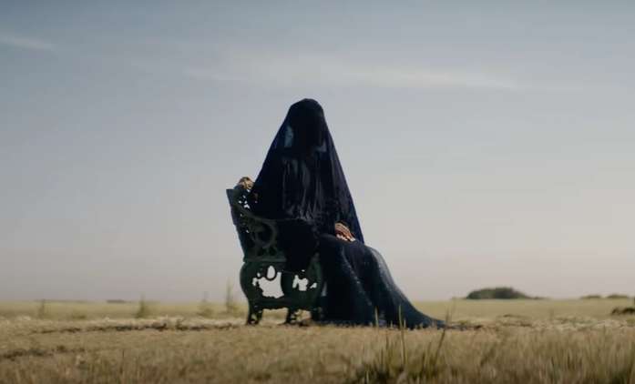 The Woman in the Yard: Nový horor se opírá o schopnost znepokojit za bílého dne | Fandíme filmu