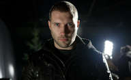 Dangerous Animals: Jai Courtney chce použít surfařku jako žrádlo pro žraloky | Fandíme filmu