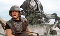 Hvězdná pěchota: Nové zpracování boje s mimozemšťany natočí režisér Districtu 9 | Fandíme filmu