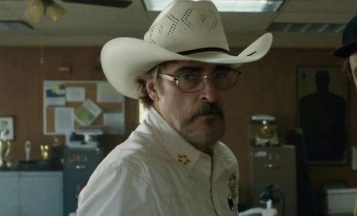 Eddington: Joaquin Phoenix je jako šerif k nepoznání | Fandíme filmu