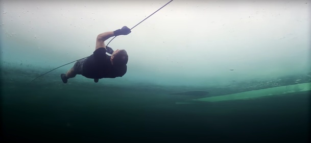 David Blaine: Tohle doma nezkoušejte - Nové sebevražedné kousky jsou tu | Fandíme serialům