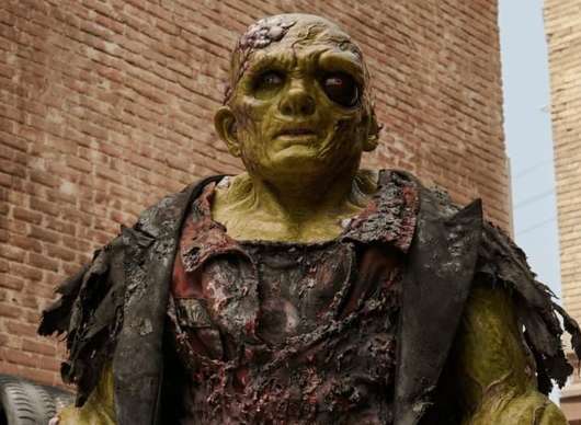 Toxický mstitel: V první ukázce béčkové zběsilosti doslova padají brady | Fandíme filmu