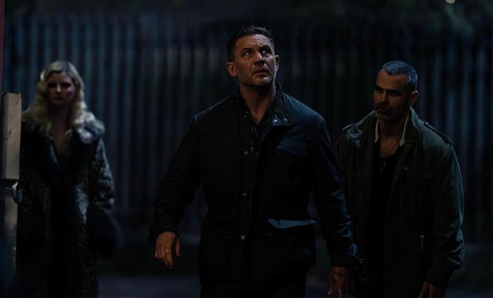 Země gangů: Potížista Tom Hardy čelí vyhazovu | Fandíme seriálům